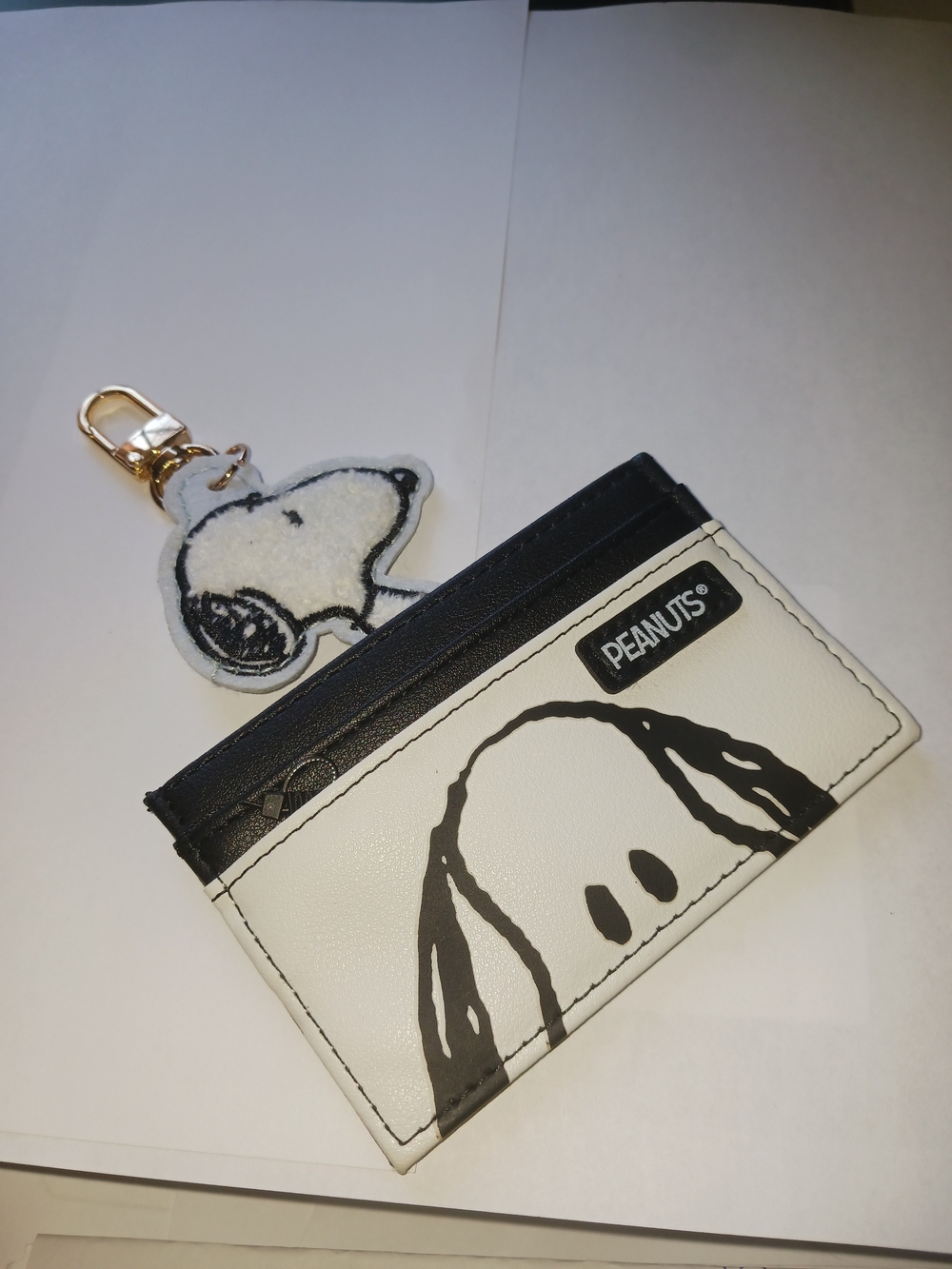 Peanuts Black & White Snoopy Cardholder with Snoopy Keychain - Picture 5 of 10